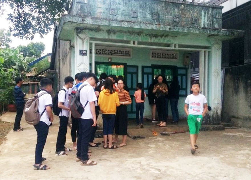 Bạn học đến chia buồn cùng gia đình em Nguyễn Trường Tâm