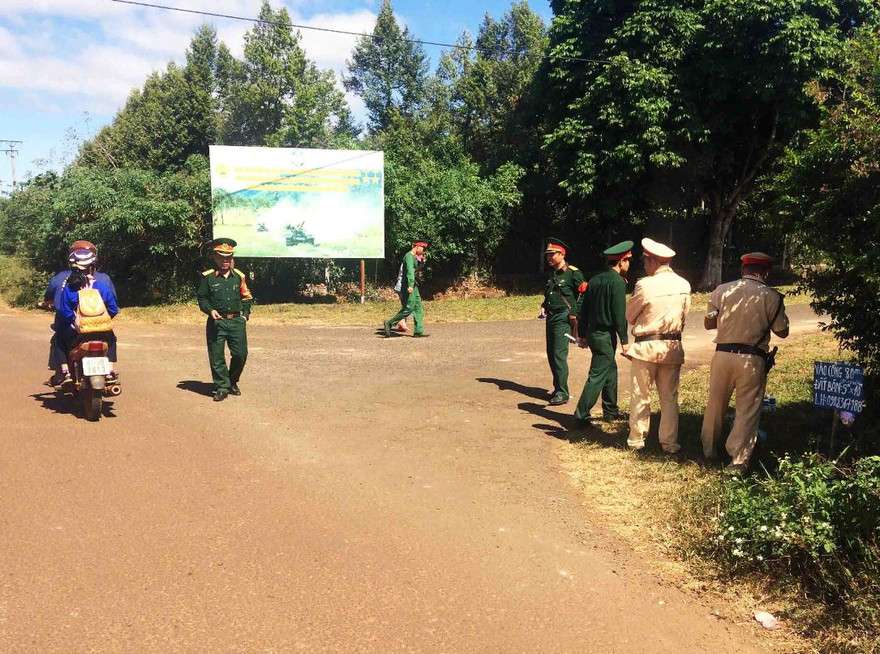 Lực lượng chức năng phong tỏa lối vào Lữ đoàn tăng thiết giáp 273