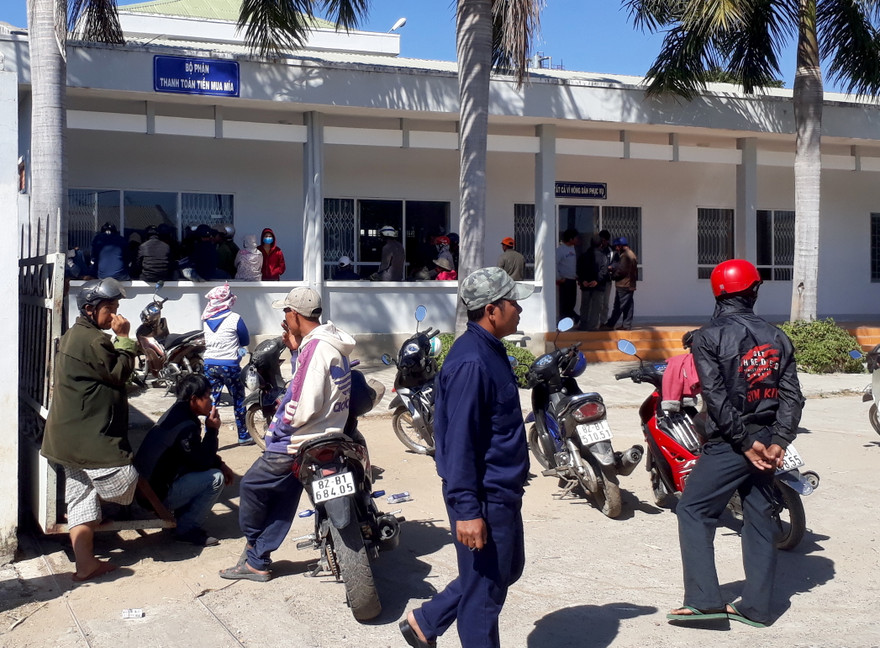 Hàng trăm người dân đến Công ty Cổ phần đường Kon Tum đòi tiền