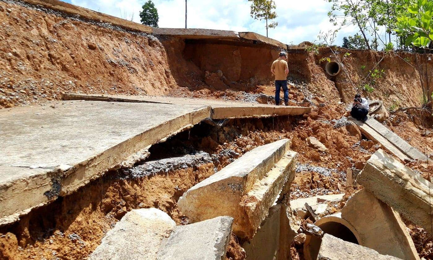 Những con đường tại Khu kinh tế Cửu khẩu Bờ Y bị hư hỏng nặng