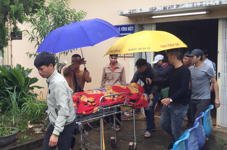 Người nhà đưa thi thể Tấn về mai táng
