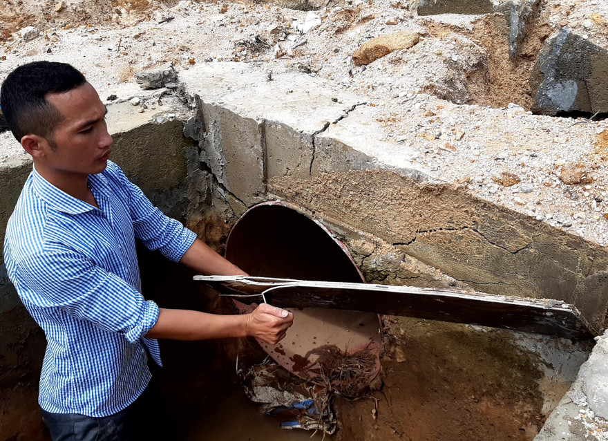 Miếng ván được đóng lại để che điểm nối giữa ống sắt và máng bê tông bị nứt toác