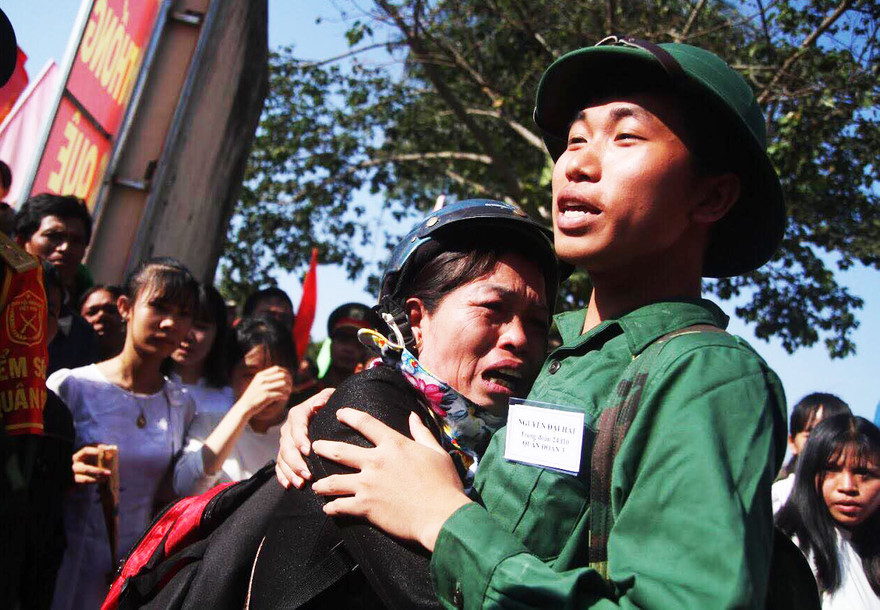 Xúc động tiễn con em lên đường nhập ngũ 
