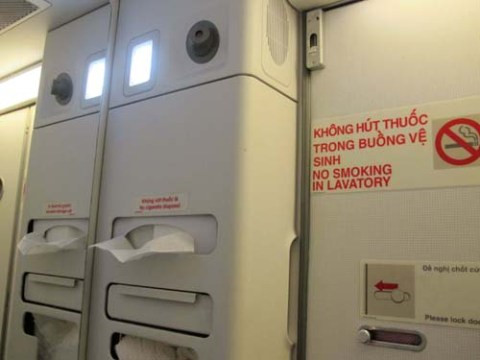 Bản tin 14H: Máy bay báo cháy vì hành khách hút thuốc trong toilet