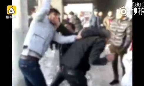 Con trai đánh bố mẹ trên phố vì được tặng nhà 'quá nhỏ'