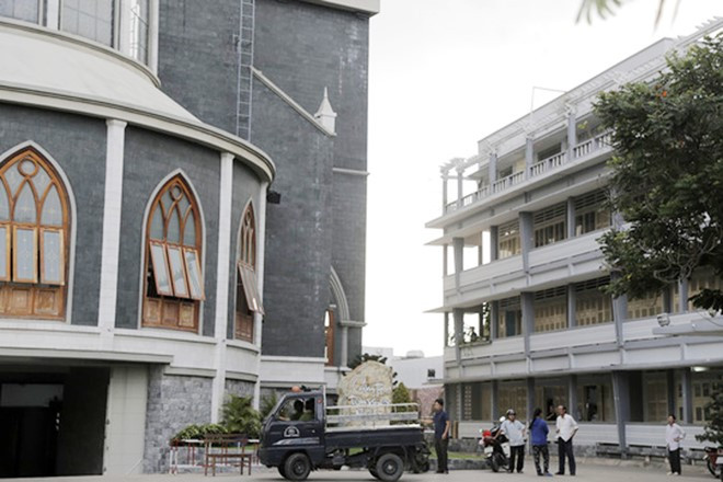 Người đàn ông chưa rõ lai lịch leo lên sân thượng của dãy nhà phía bìa phải rồi nhảy lầu.