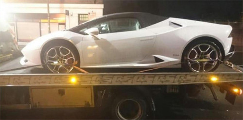 Siêu xe màu trắng bị thu giữ sau khi tài xế bị phát hiện phạm luật trong lúc lái xe. Ảnh: Evening Standard.