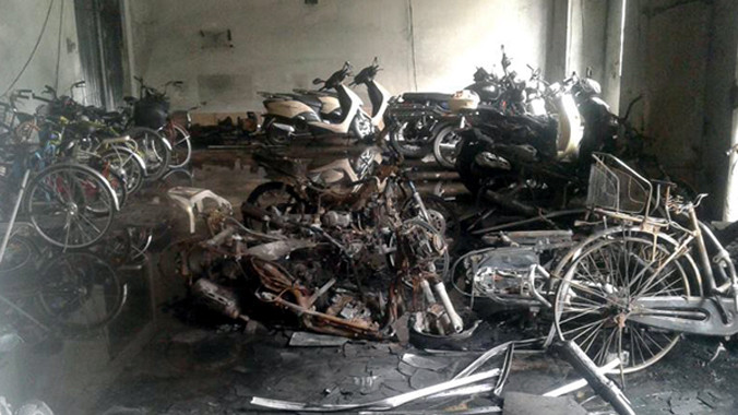 Nhiều xe máy trong tầng trệt chung cư Nơ 1B bị thiêu rụi.