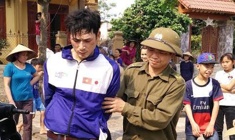 Công an xã áp giải đối tượng trộm chó về trụ sở. Ảnh: Hoàng Lam.