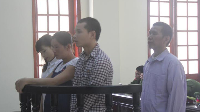 Các bị cáo trước vành móng ngựa. 