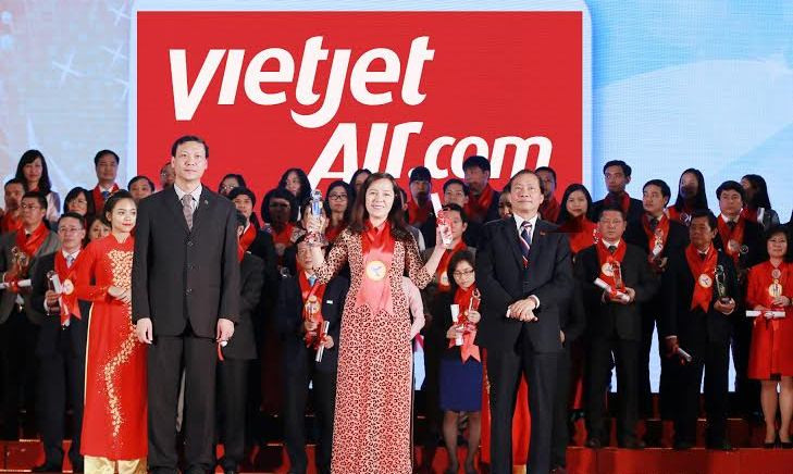 Bà Nguyễn Thị Thuý Bình – Phó Tổng giám đốc Vietjet nhận giải thưởng.