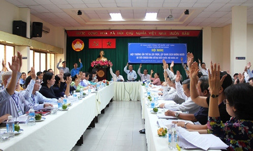 Các đại biểu biểu quyết thông qua danh sách ứng cử viên chính thức bầu cử đại biểu Quốc hội tại TP HCM. Ảnh: L.T.