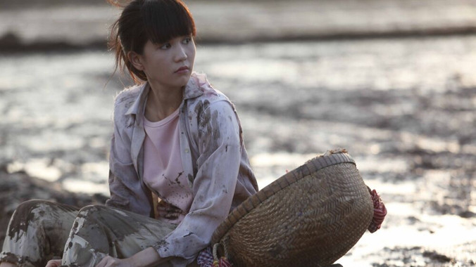 Giữ làn da trắng mịn không tì vết từ đầu cho đến cuối phim là chi tiết khiến nhiều người bóc mẽ Ngọc Trinh.