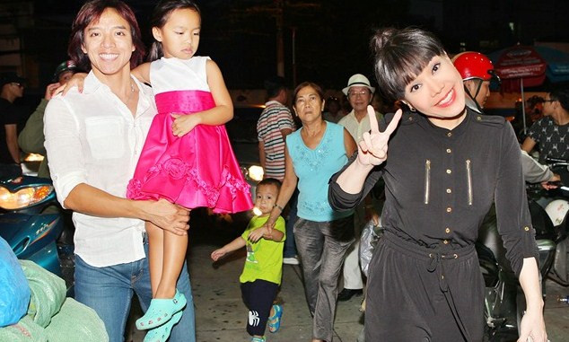 Việt Hương xuất hiện cùng ông xã Hoài Phương và con gái dịp Giỗ Tổ nghề 23/9/2015.