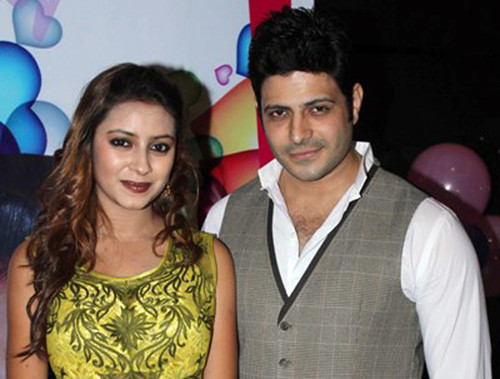 Pratyusha Banerjee (trái) và Makrand Malhotra.