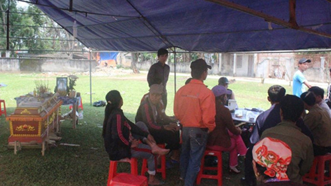 Gia đình nạn nhân để quan tài tại bãi cỏ. Ảnh: CTV.