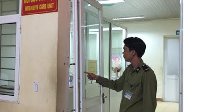 Cửa khoa hồi sức tích cực bị giật bung. 