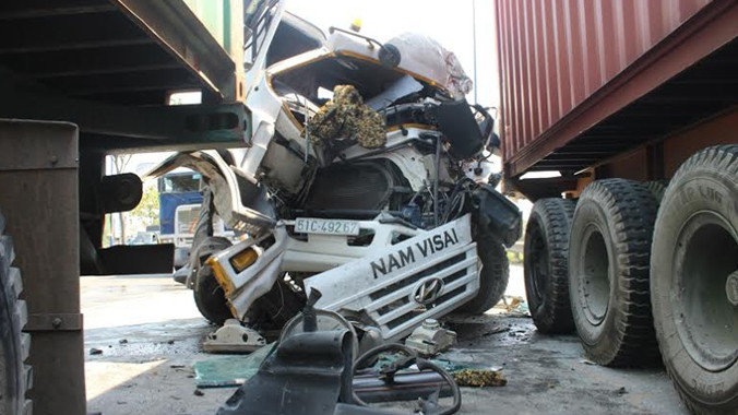 Phần đầu xe bồn hư hỏng nặng.