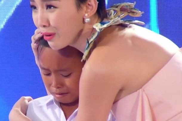 Giám khảo Tóc Tiên xin lỗi khi cậu bé Hồ Văn Cường bật khóc.