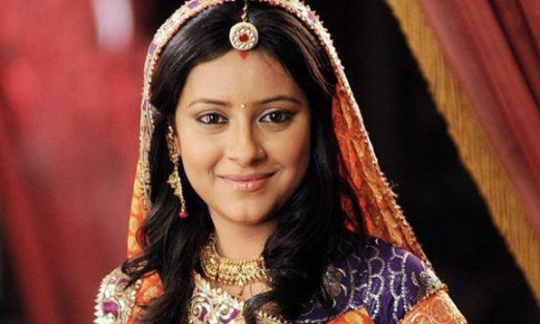 ữ diễn viên Pratyusha Banerjee sinh năm 1991 bắt đầu sự nghiệp diễn xuất với vai diễn Anandi trong bộ phim truyền hình dài tập của Ấn Độ mang tên “Cô dâu 8 tuổi”. Không chỉ tại Ấn Độ mà tại nhiều quốc gia châu Á, Pratyusha cũng rất được yêu thích.