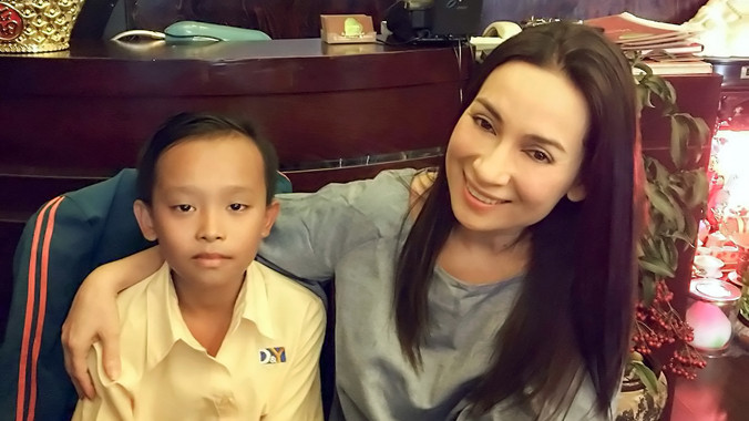 Phi Nhung sẽ nhận ‘cậu bé hát đám cưới’ làm con nuôi?