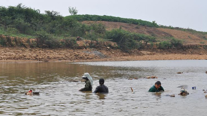 Hàng trăm người dân đổ xô đi đãi vàng.