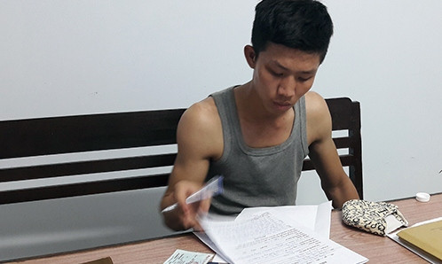 Nghi phạm Long cùng tang vật cướp giật được. Ảnh: N.T/VnExpress