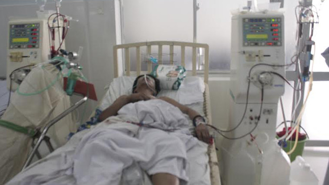 Bệnh nhân Nhàn đang được chạy thận nhân tạo, lọc máu tại Bệnh viện Đa khoa Quảng Nam.