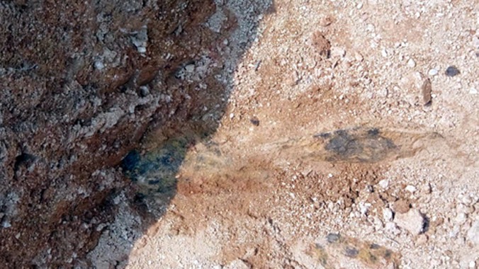 Quả bom đã gỉ sét, chỉ mới phát lộ một phần. Ảnh: P.N.