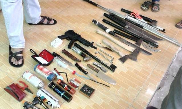 Số hung khí được cất giấu trong nhà trọ bị cơ quan công an thu giữ.