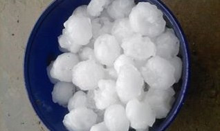 Mưa đá to bằng quả trứng gà do người dân xã Mai Sơn nhặt được. Ảnh: Lan Bùi/Zing