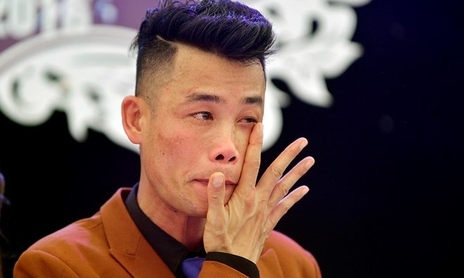 Hiệp Gà xúc động bật khóc tại lễ cưới. Ảnh: Zing.