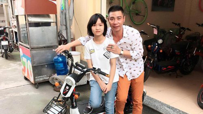 Công Lý vui vẻ chụp ảnh cùng con gái đầu lòng.