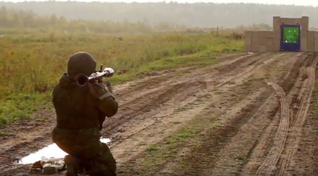 Cận cảnh tên lửa RPG bắn tung 45 lớp kính chống đạn