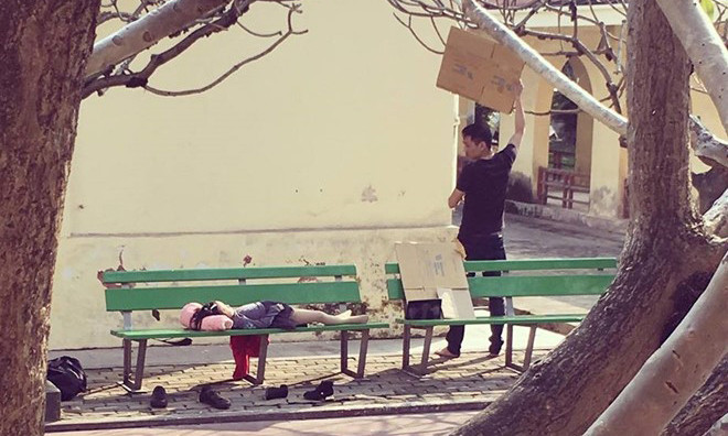 Hình ảnh ông bố che nắng cho con gái ngủ trên ghế đá "đốn tim" cư dân mạng. Ảnh: Facebook Bui Tuan Anh.