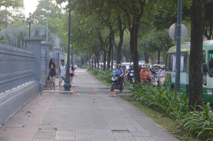 UBND quận 1, TPHCM cho biết đã nhận được nhiều ý kiến về việc lắp đặt rào chắn trên vỉa hè gây khó khăn cho người đi bộ.