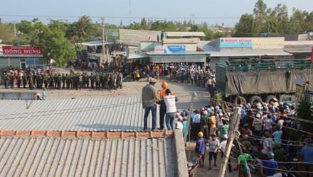 Người dân chiếm giữ quốc lộ 1A.