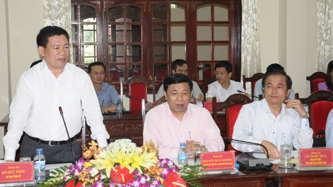 Bí thư Tỉnh ủy Nghệ An Hồ Đức Phớc cùng Chủ tịch, Phó Chủ tịch tỉnh Nghệ An làm việc với tỉnh Bình Dương xúc tiến xây dựng dự án Khu công nghiệp, Đô thị và Dịch vụ VSIP Nghệ An. Ảnh: QL.