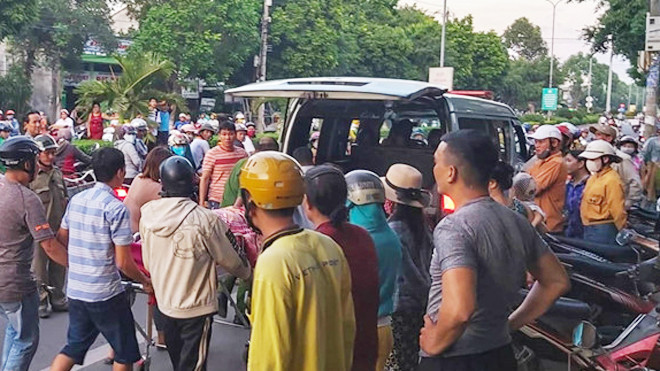 Thi thể ông D. được chuyển từ nhà nghỉ lên xe đưa về quê an táng