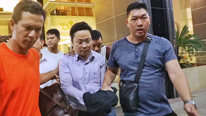 Tùng (đeo kính) bị bắt tối 1/10. Ảnh: VnExpress