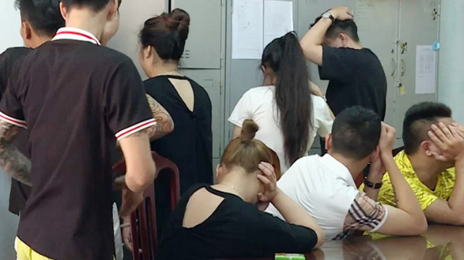 Nhóm nam nữ dương tính với ma túy tại trụ sở công an