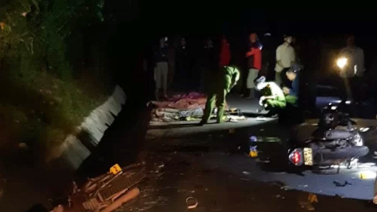 Xe máy đối đầu, 4 thiếu niên chết tại chỗ, 2 người trọng thương
