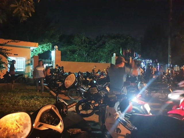 Người nhà nạn nhân kéo đến tập trung trước cổng Công ty bao bì Tấn Đạt