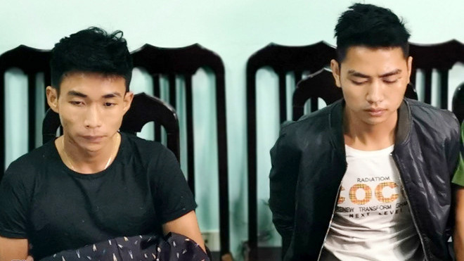 Nghi phạm Đinh Văn Giáp (trái) và Đinh Văn Trường được di lý về Hà Nội đêm 30/9