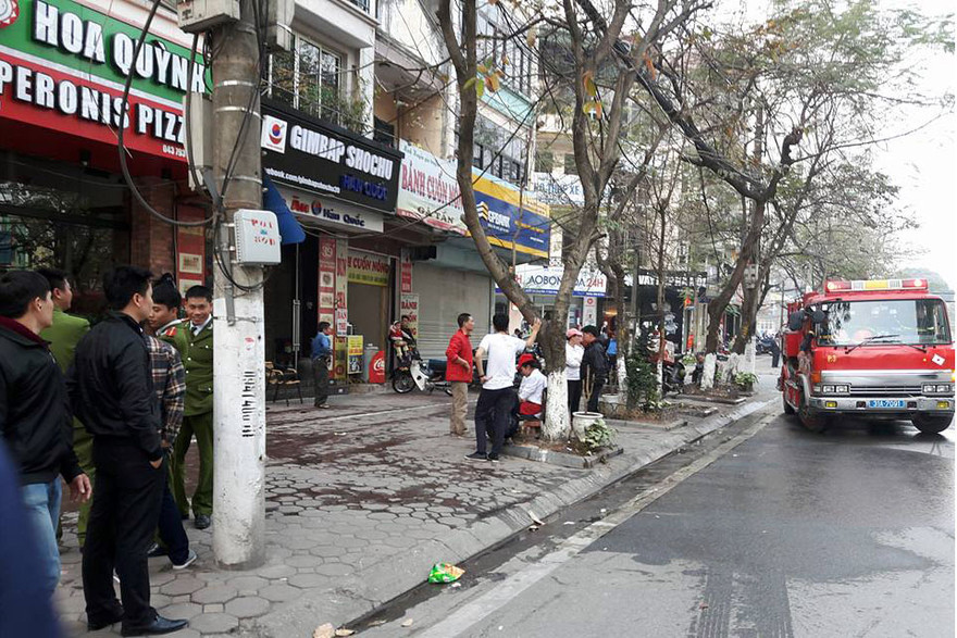 Lực lượng PCCC có mặt tại hiện trường dập lửa.