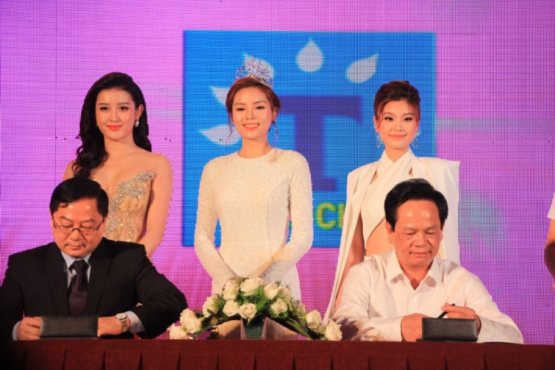 Ông Lê Xuân Sơn (bìa trái), Tổng biên tập báo Tiền Phong, Trưởng Ban tổ chức cuộc thi ký kết cùng ông Đào Hồng Tuyển – Chủ tịch Tập đoàn Tuần Châu, đơn vị phối hợp tổ chức vòng chung kết miền Bắc.