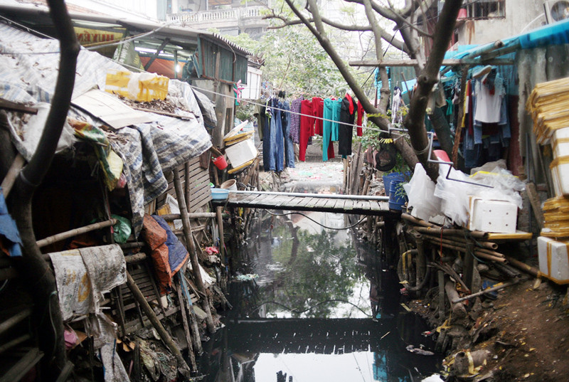 Con mương dài vài km chảy qua gầm cầu Tam Đa (Tây Hồ, Hà Nội) đã nhiều năm nay trở thành một nơi chứa rác thải, bốc mùi hôi thối. Nhiều người dân sống chung với rác do không còn cách nào khác.