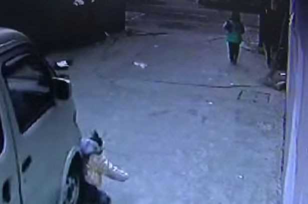 Chiếc xe đâm vào cậu bé và cán qua người.