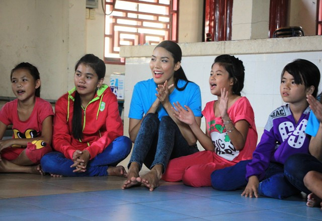 Lan Khuê nô đùa cùng trẻ em lớp học tình thương