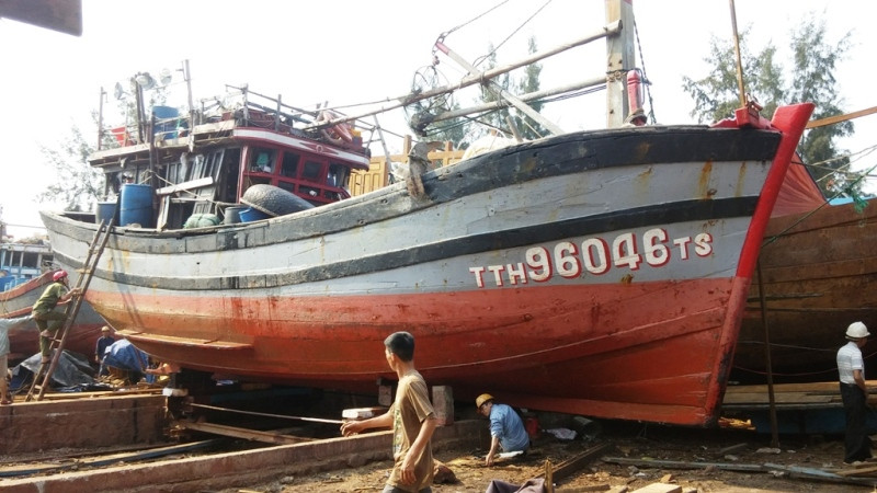 Tàu TTH 94046TS gặp nạn khi chỉ còn cách đất liền vài trăm mét. Ảnh: Ngọc Văn